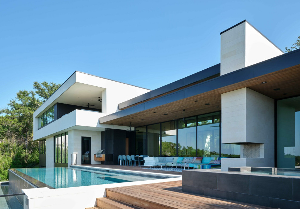 Aménagement d'une piscine contemporaine.