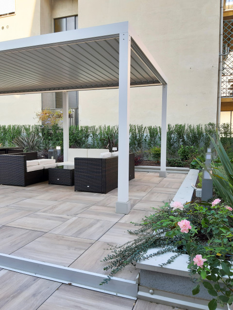 Total white contemporaneo-terraza-y-balcon