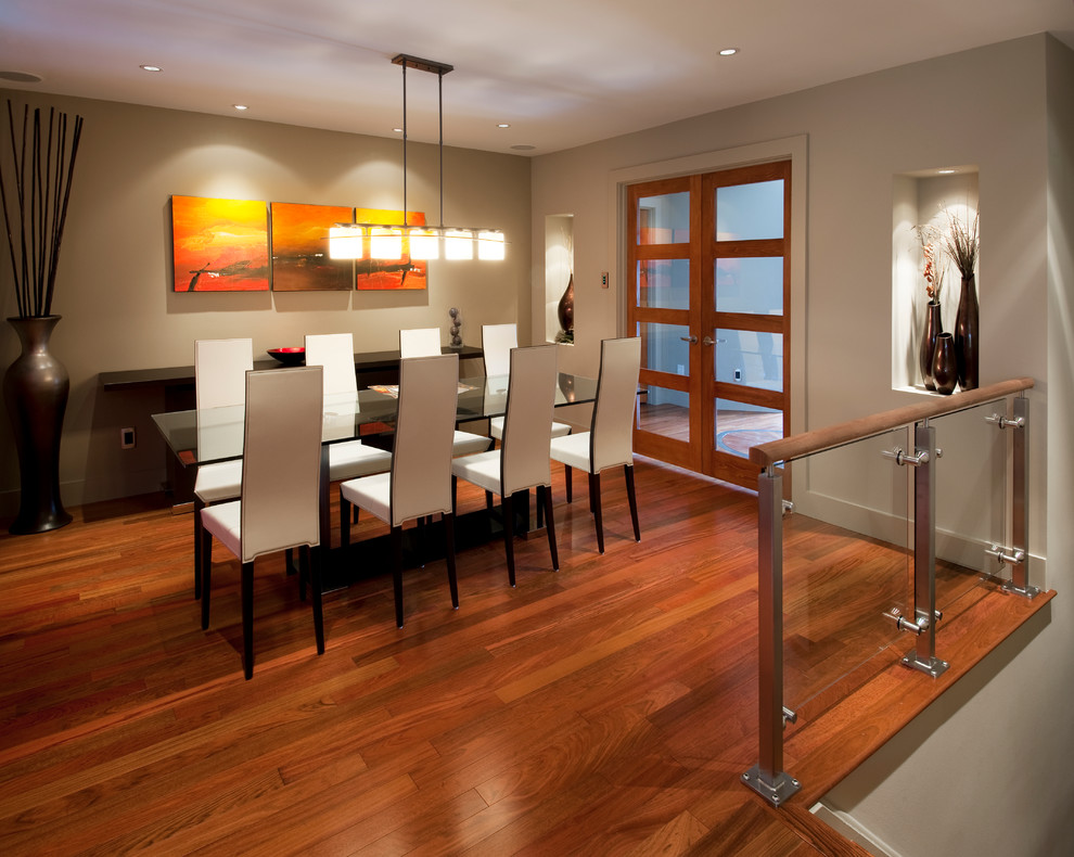 Inspiration for a contemporary dining room in Ottawa.