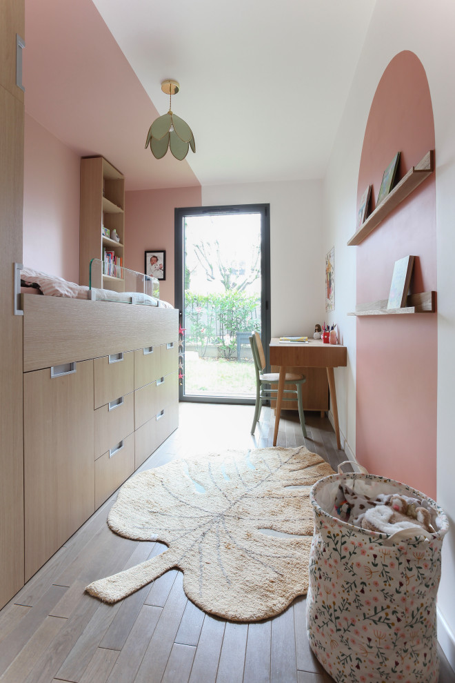 Small scandinavian children’s room in Paris with pink walls.
