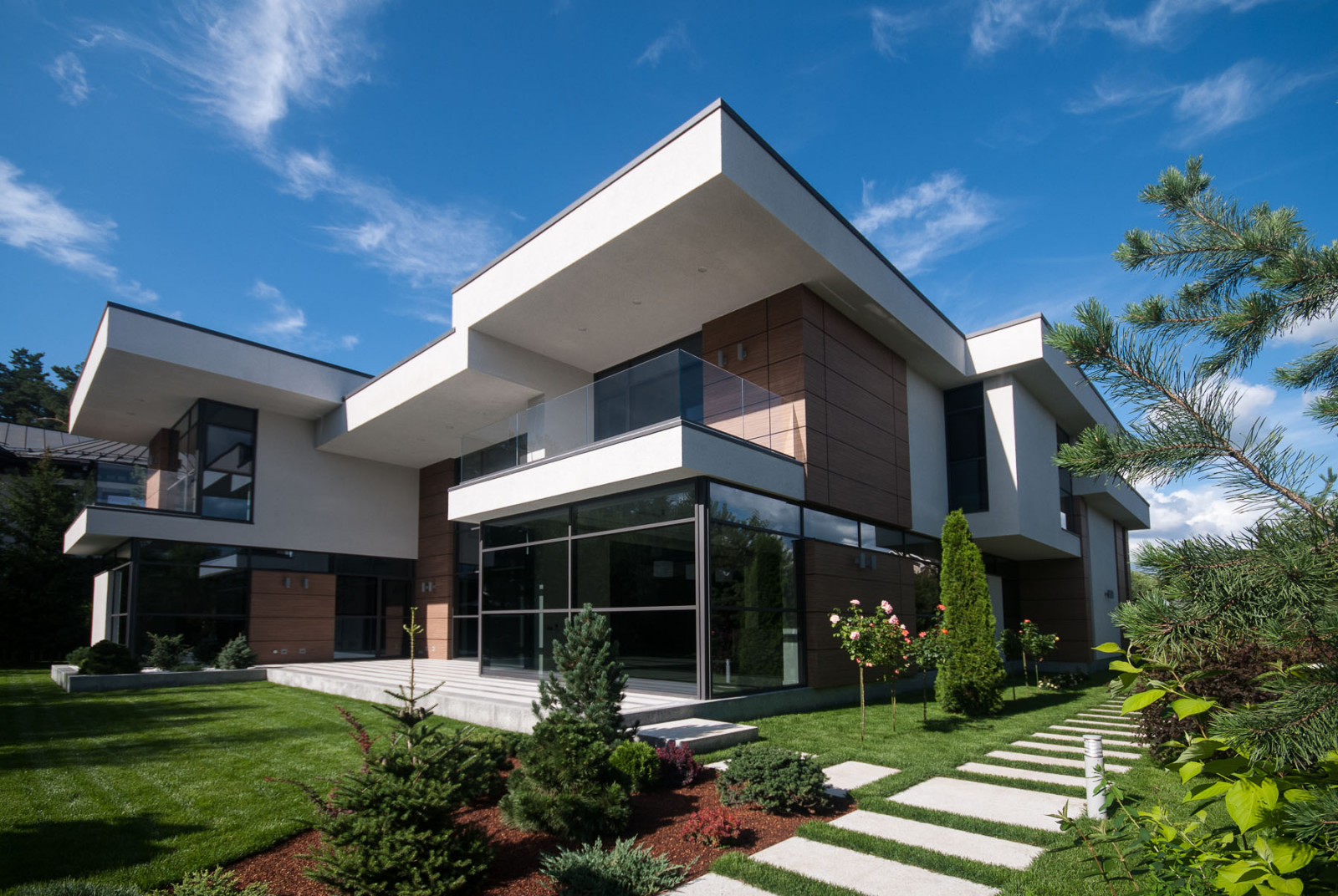 Остекление коттеджа в поселке БЕНИЛЮКС на алюминиевой системе REYNAERS