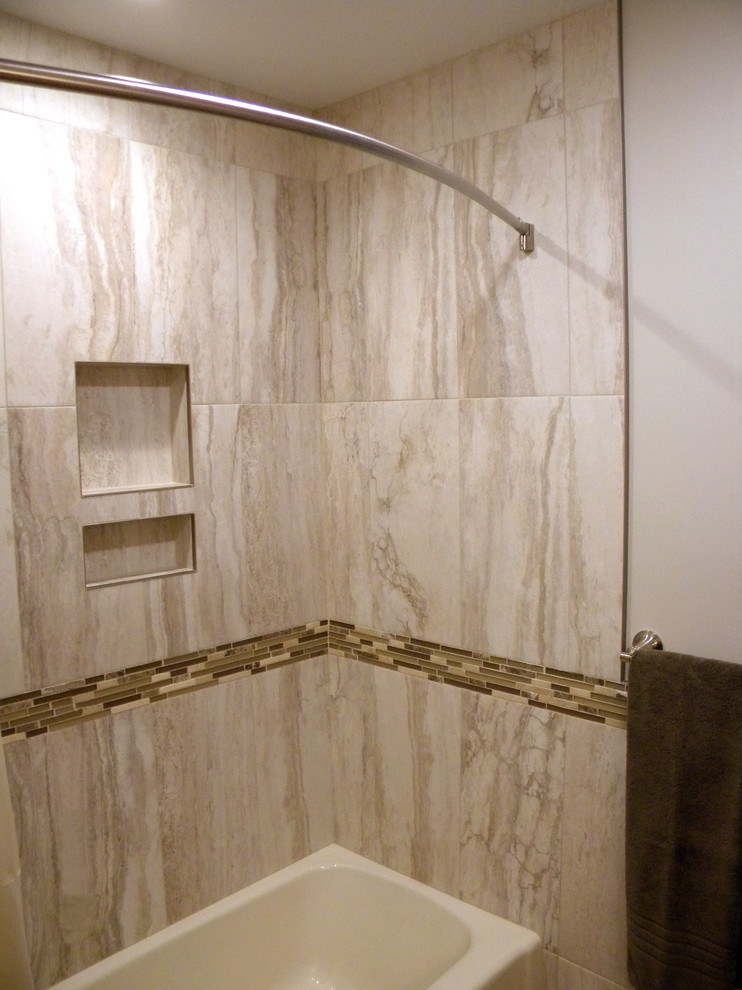 Home design - mid-sized rustic brown tile and ceramic tile ceramic tile home design idea with a one-piece toilet, beige walls and an undermount sink