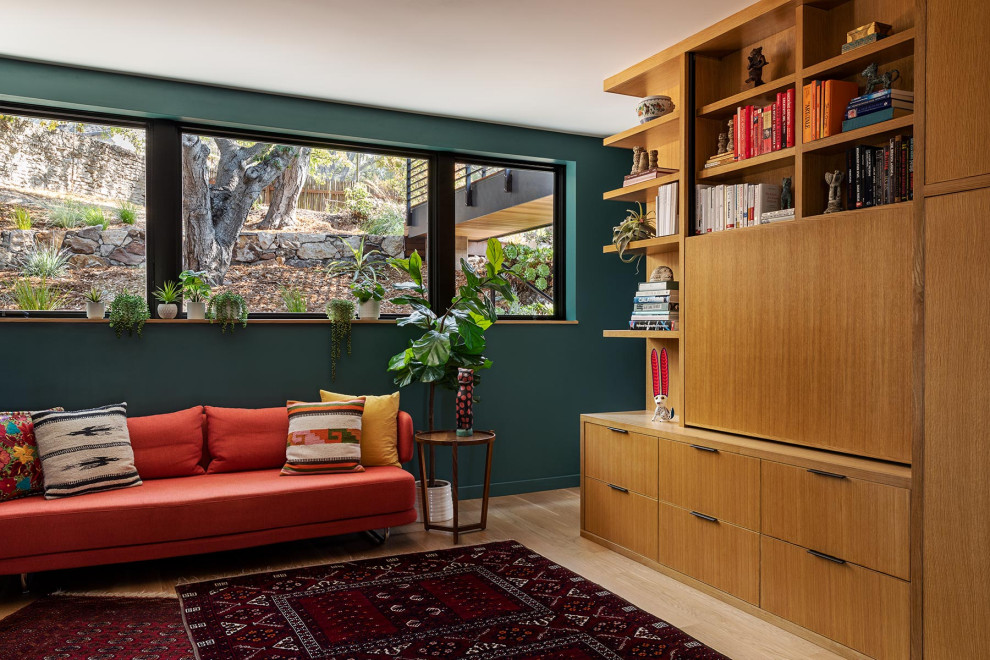 サンフランシスコにあるコンテンポラリースタイルのおしゃれな独立型ファミリールーム (緑の壁、淡色無垢フローリング、内蔵型テレビ、ベージュの床) の写真