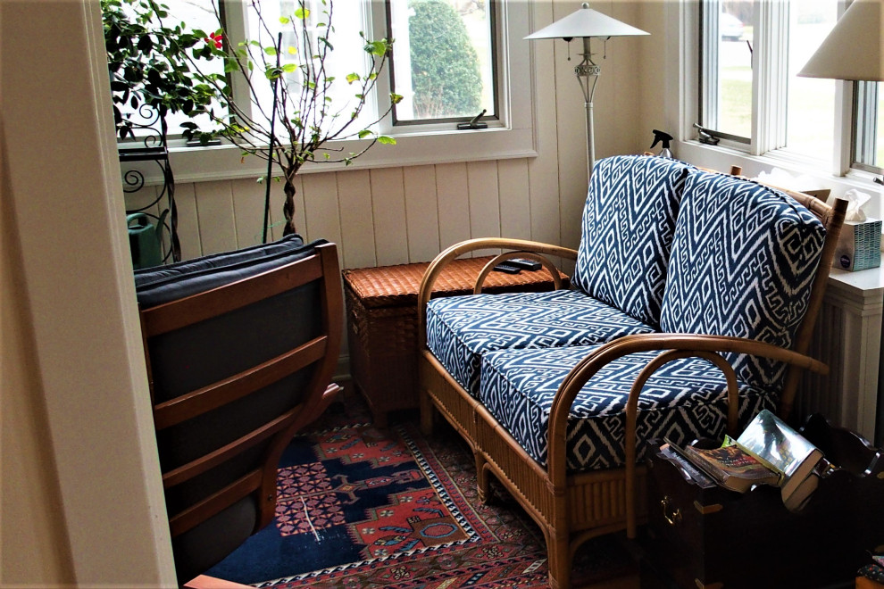 Idée de décoration pour une petite salle de séjour bohème ouverte avec un mur blanc, un sol en bois brun, un téléviseur indépendant et un sol multicolore.