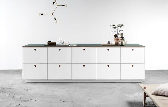 Basis01 In White With Nature Oak Handles And Linoleum Worktop