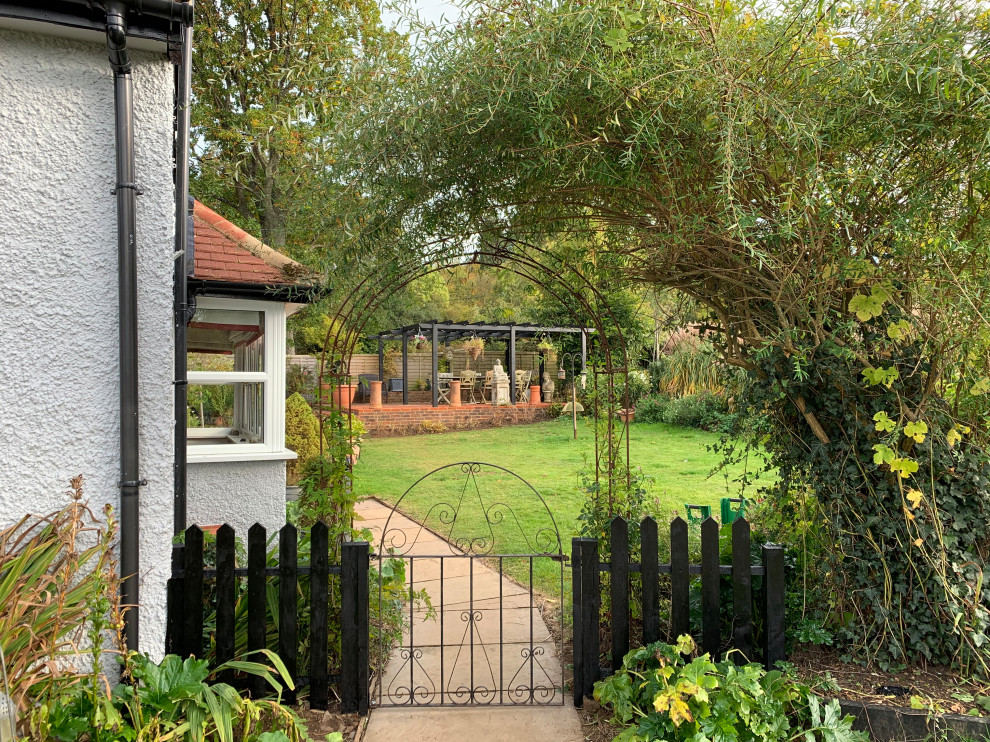 Photo of a small contemporary backyard full sun formal garden in Hampshire with with a gate.