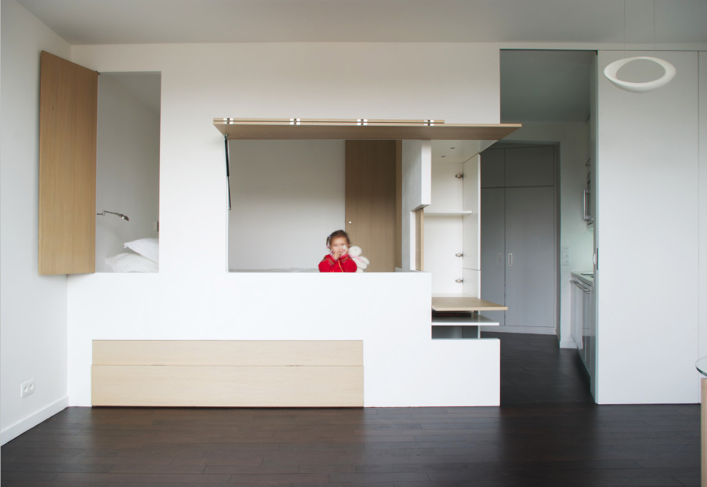 Cette photo montre salle de séjour in bois With un mur blanc, parquet foncé, aucune cheminée and aucun téléviseur.
