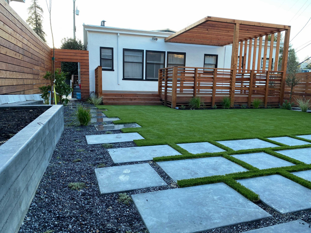 Immagine di una terrazza minimal di medie dimensioni, dietro casa e a piano terra con una pergola e parapetto in legno