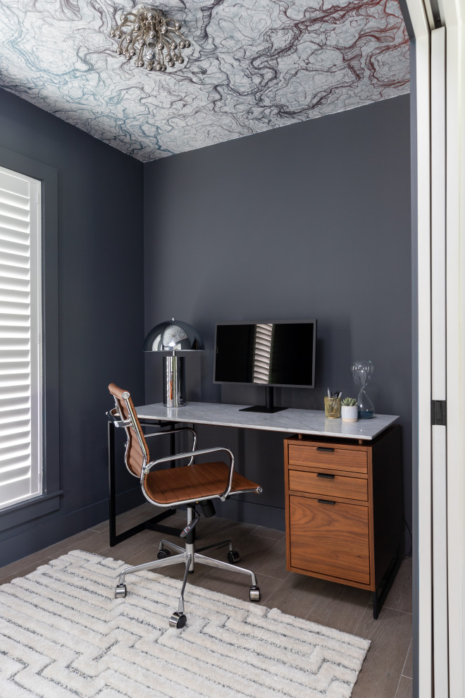 Kleines Modernes Arbeitszimmer mit Arbeitsplatz, grauer Wandfarbe, freistehendem Schreibtisch und Tapetendecke in Miami