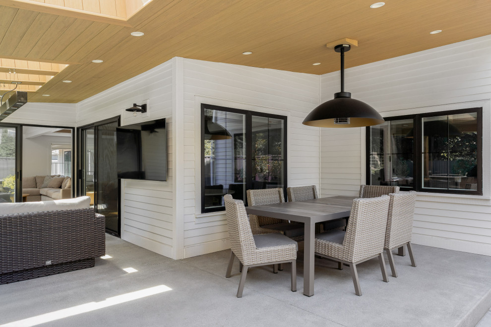 Covered Patio with Outdoor Dining