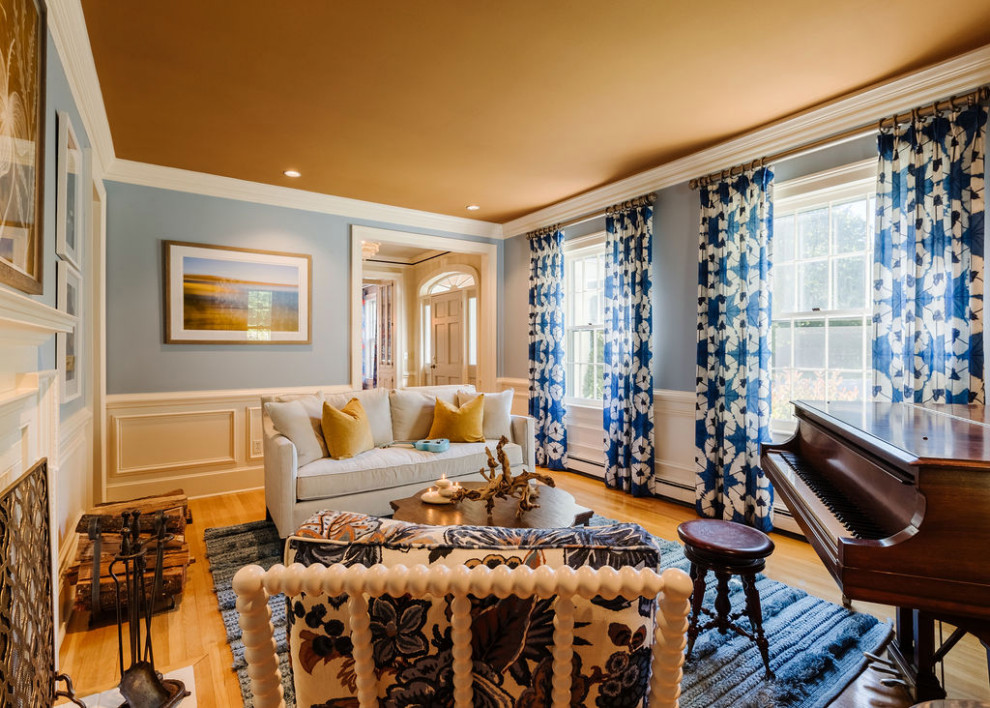 Mittelgroßes Klassisches Musikzimmer mit blauer Wandfarbe, hellem Holzboden, Kamin, Kaminumrandung aus Holz, beigem Boden, eingelassener Decke und Tapetenwänden in Boston