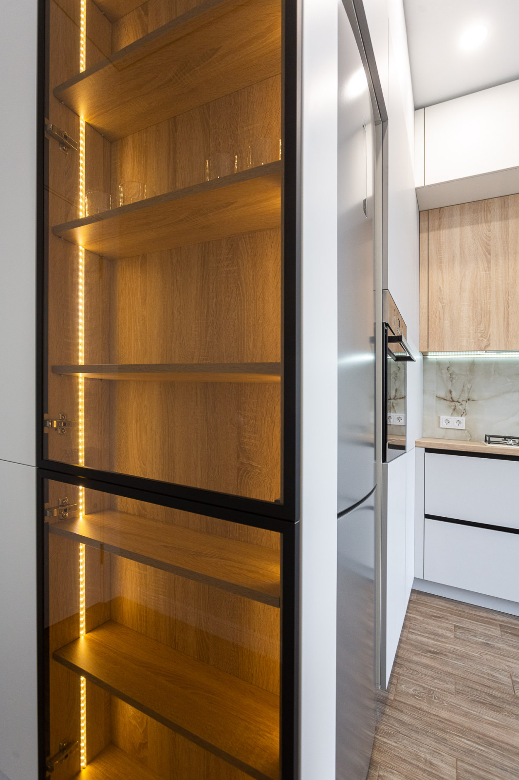 Серая комбинированная кухня в современном стиле