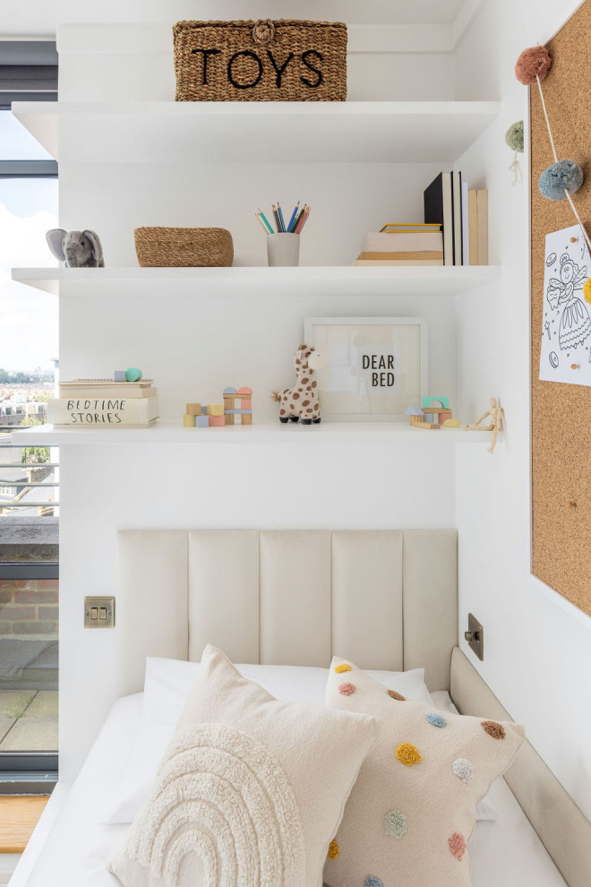Modelo de dormitorio infantil nórdico de tamaño medio con paredes multicolor, suelo de madera en tonos medios y panelado