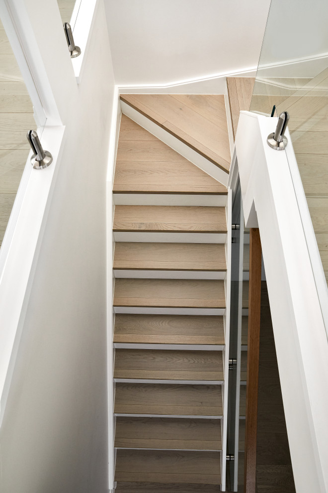 Geräumige Moderne Treppe mit Holz-Setzstufen in Sonstige