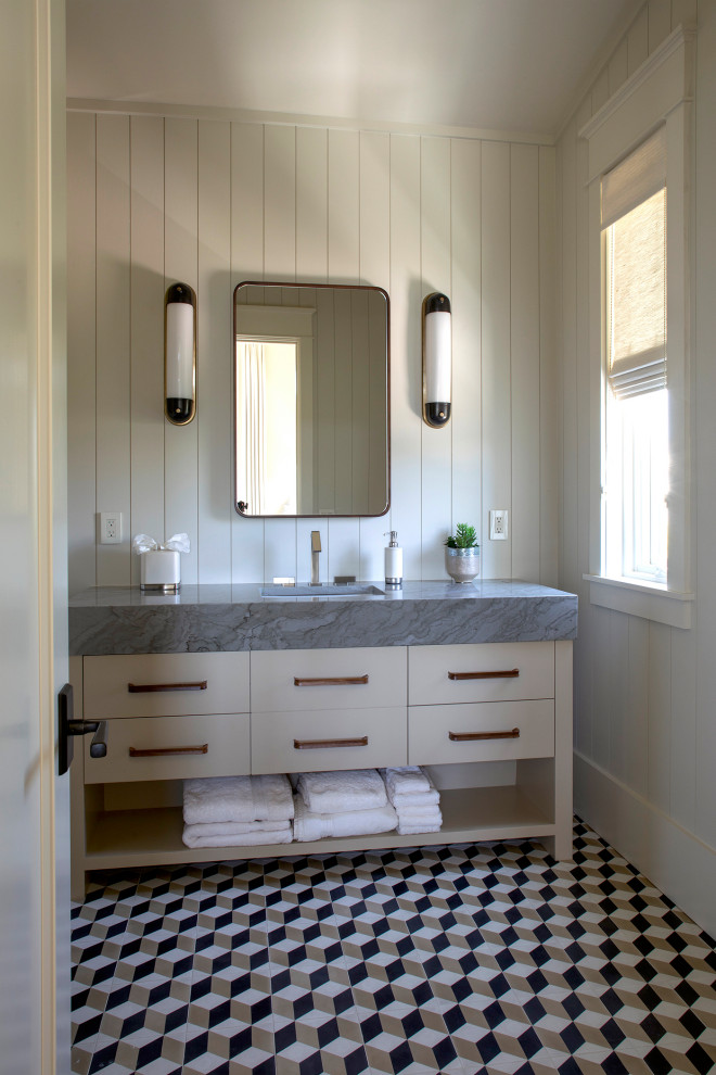 Idéer för stora maritima grått badrum med dusch, med möbel-liknande, beige skåp, vita väggar, klinkergolv i keramik, ett nedsänkt handfat, marmorbänkskiva och flerfärgat golv