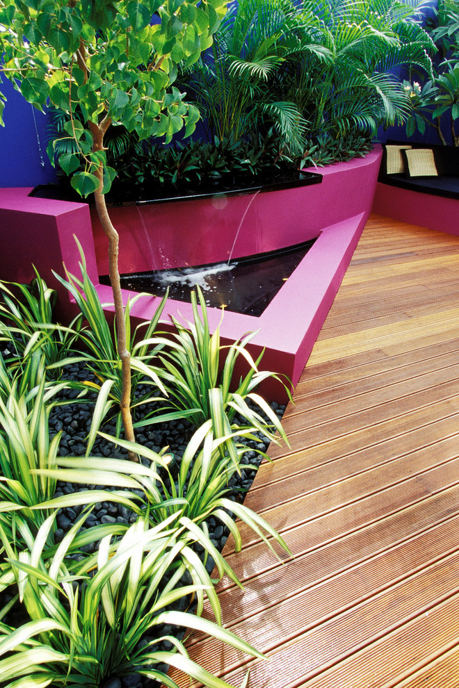 Inspiration for a small contemporary courtyard patio in Perth with a water feature.