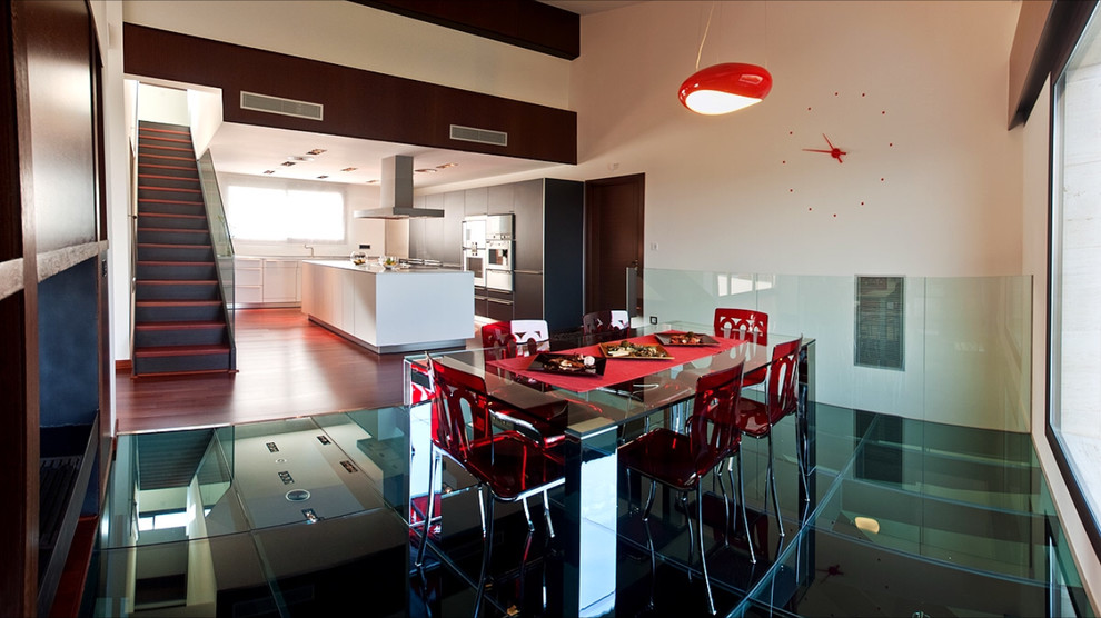 Ejemplo de comedor de cocina clásico renovado grande con paredes blancas