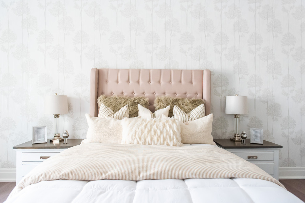 Transitional home design photo in Toronto