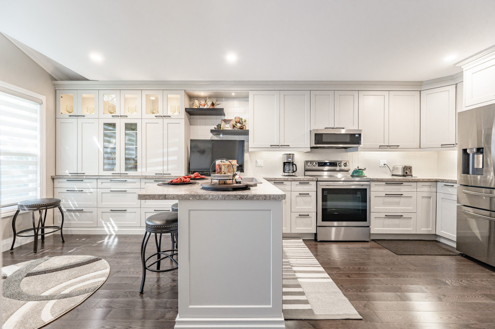 Kitchen - transitional kitchen idea