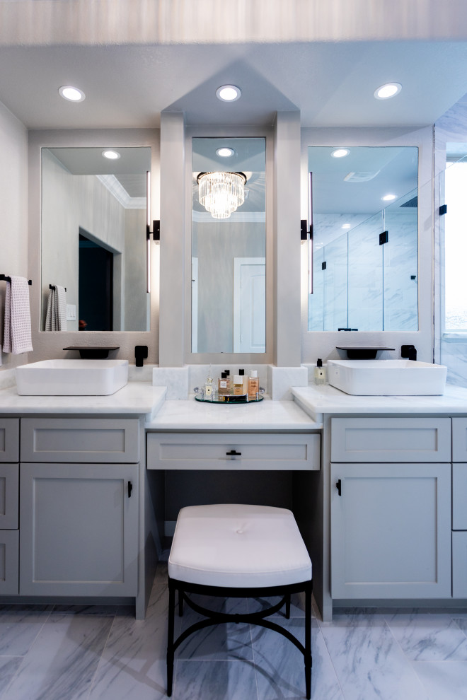 Inredning av ett modernt stort vit vitt en-suite badrum, med skåp i shakerstil, grå skåp, en dubbeldusch, en toalettstol med hel cisternkåpa, grå kakel, keramikplattor, vita väggar, klinkergolv i keramik, ett fristående handfat, bänkskiva i kvarts, grått golv och dusch med gångjärnsdörr