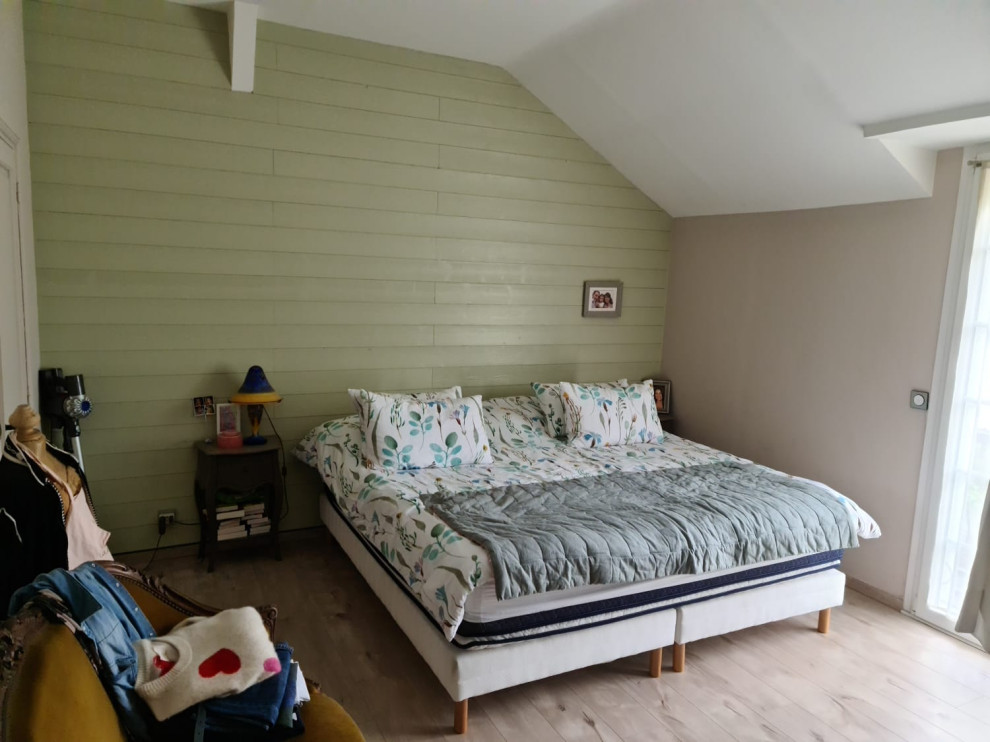 Idées déco pour une chambre parentale romantique avec un mur multicolore, parquet clair et dressing.