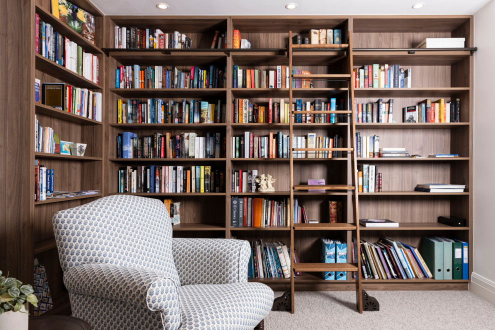 Cette image montre une grande salle de séjour design fermée avec une bibliothèque ou un coin lecture, un mur blanc, moquette et un sol gris.