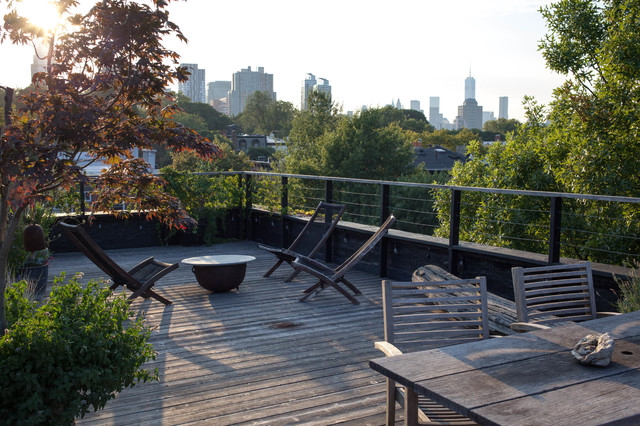 Perfekt unperfekt: Eine grüne Dachterrasse mit Ausblick über Brooklyn