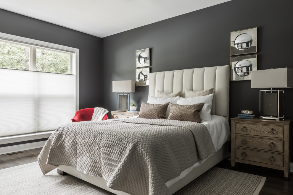 На фото: хозяйская спальня среднего размера в стиле неоклассика (современная классика) с серыми стенами, темным паркетным полом и коричневым полом с