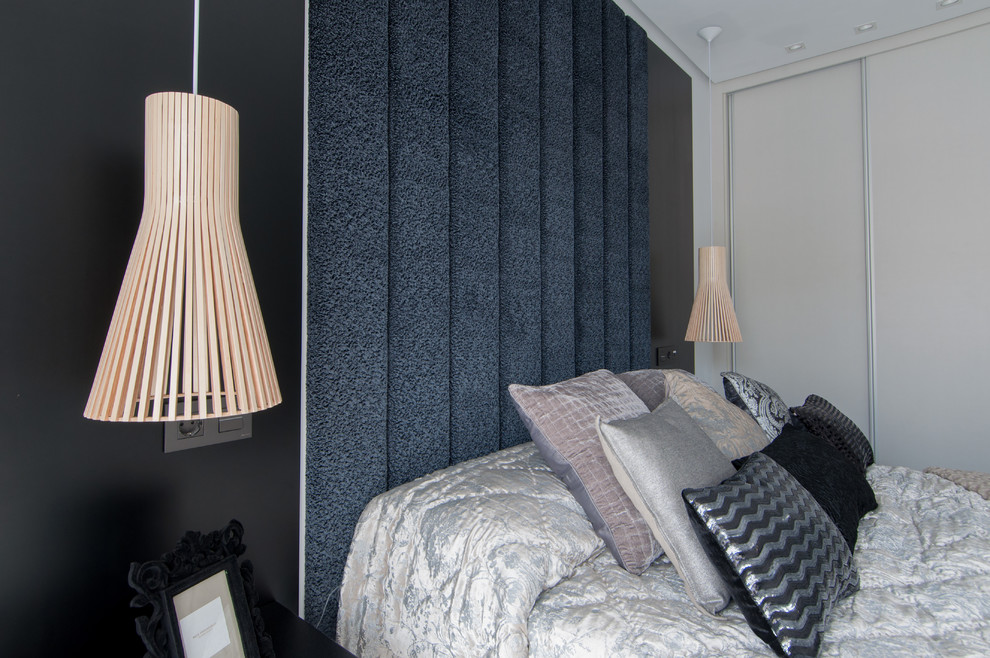 Modelo de dormitorio principal clásico renovado de tamaño medio sin chimenea con paredes multicolor