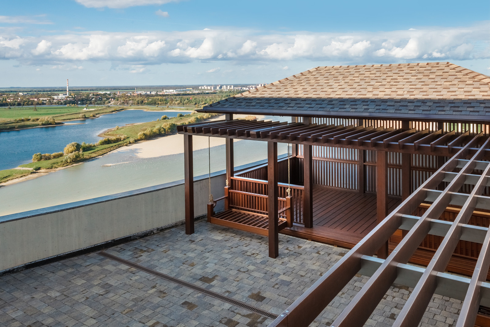 Качели на эксплуатируемой кровле из лиственницы