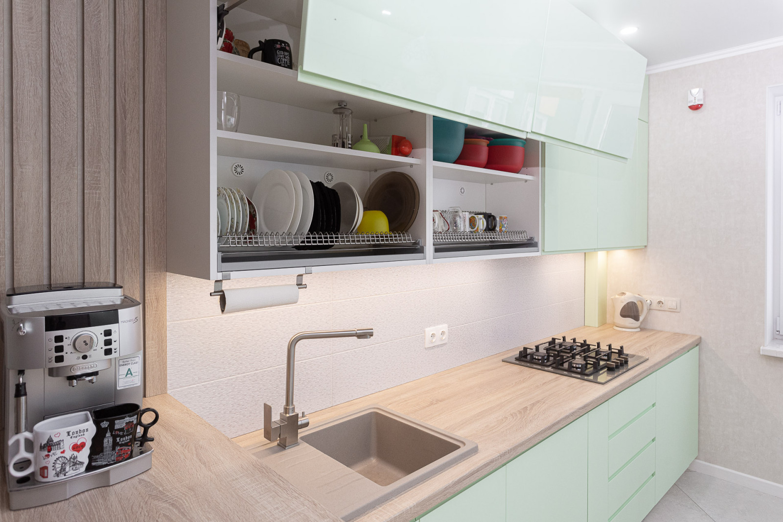 Мятная кухня со стеклянной витриной и подсветкой