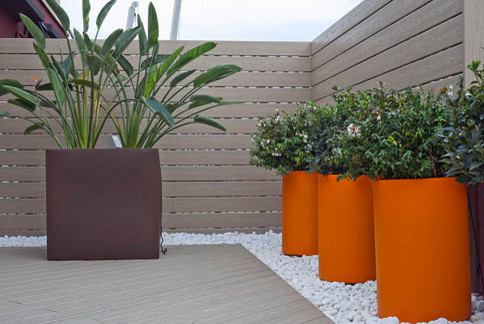 This is an example of a contemporary deck in Barcelona.