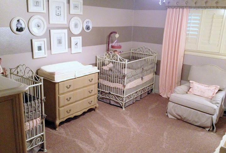 Esempio di una cameretta per neonati boho chic con pareti rosa e moquette