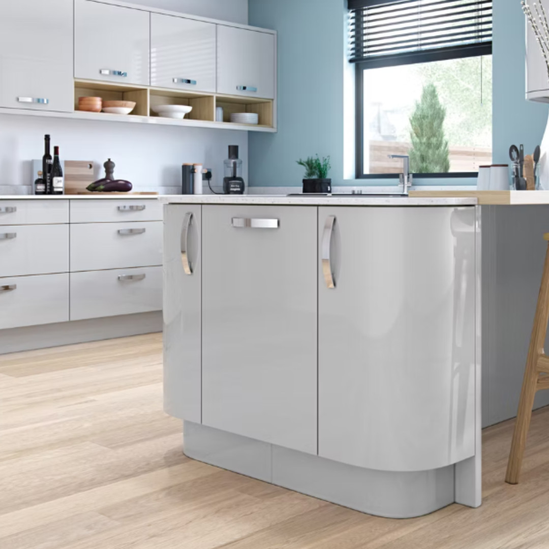 High-gloss Fusion slab doors in a polished minimalist kitchen setting. A luxury kitchen look for homes in Leicester and Hinckley.