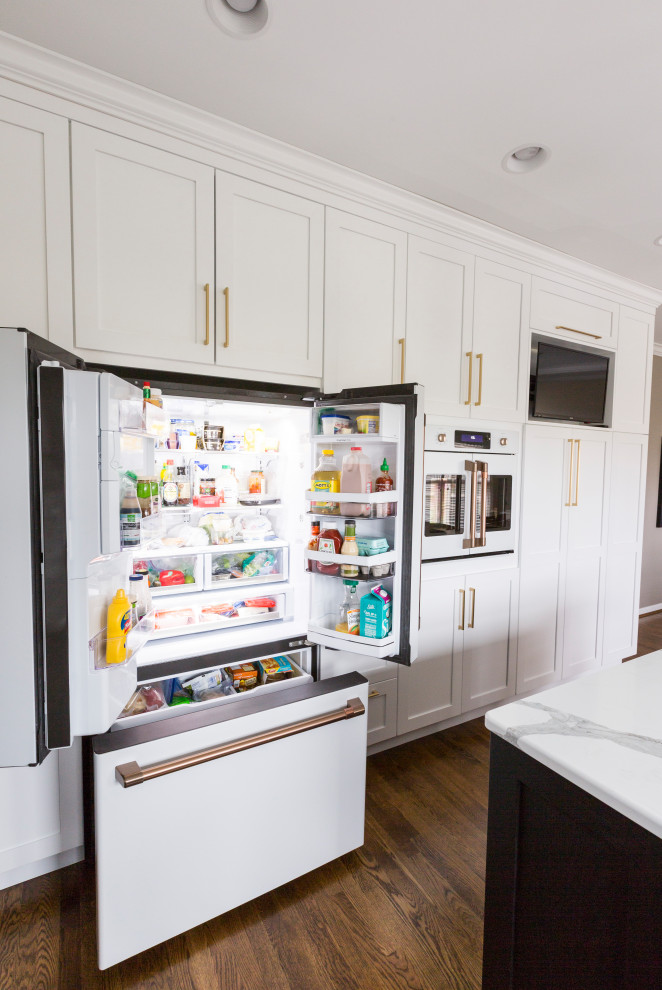 Kitchen - transitional kitchen idea in Cincinnati