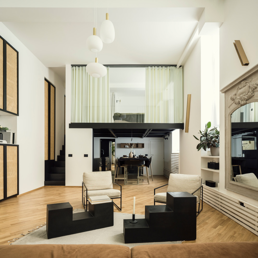 Идея дизайна: большая двухуровневая гостиная комната в стиле фьюжн с белыми стенами и светлым паркетным полом