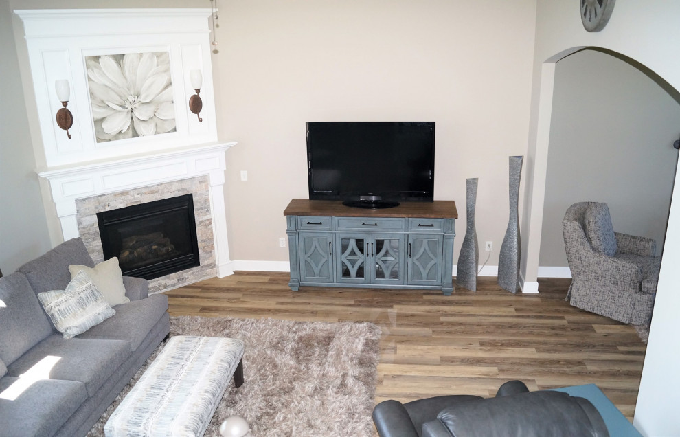 Example of a mountain style home design design in Cleveland
