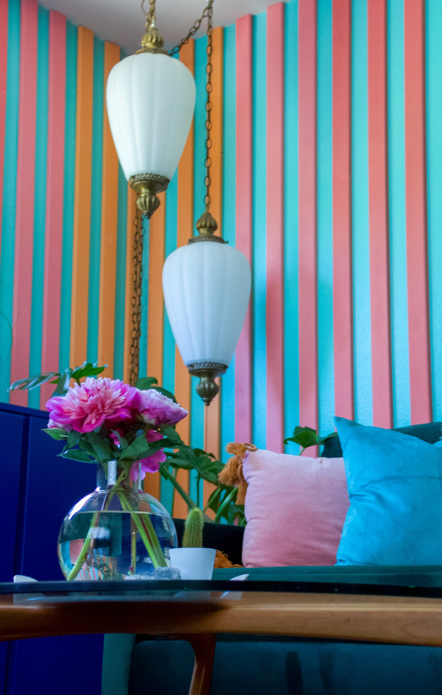 Idéer för ett mellanstort exotiskt separat vardagsrum, med blå väggar, mellanmörkt trägolv, en väggmonterad TV och rött golv