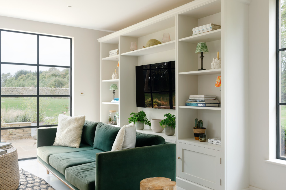 Idee per un soggiorno contemporaneo di medie dimensioni e aperto con libreria, pareti beige, parete attrezzata e pavimento beige