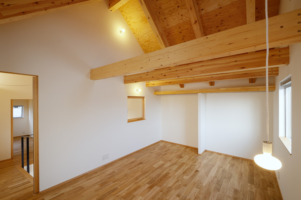 Mittelgroßes Skandinavisches Hauptschlafzimmer ohne Kamin mit weißer Wandfarbe, braunem Holzboden, braunem Boden und Tapetenwänden in Sonstige