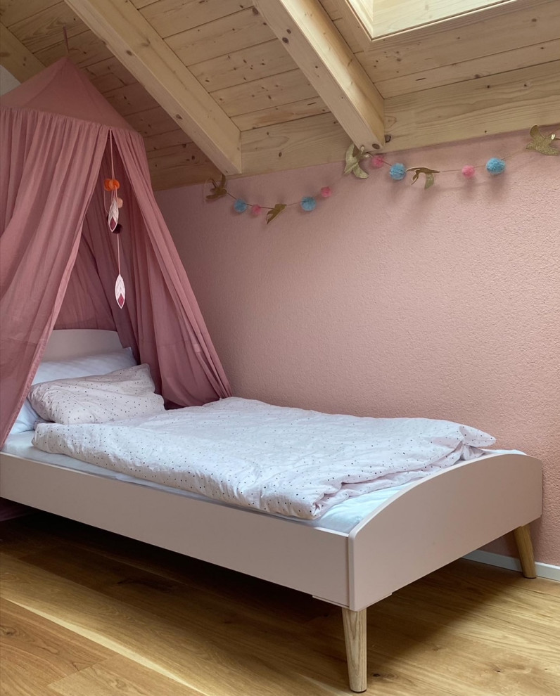 Mittelgroßes Landhausstil Mädchenzimmer mit Schlafplatz, rosa Wandfarbe, hellem Holzboden und beigem Boden in Stuttgart