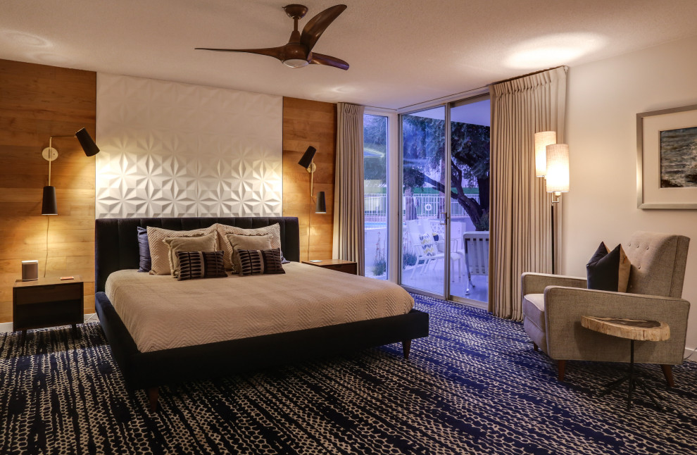 Свежая идея для дизайна: хозяйская спальня среднего размера в стиле ретро с белыми стенами, ковровым покрытием, синим полом и деревянными стенами без камина - отличное фото интерьера