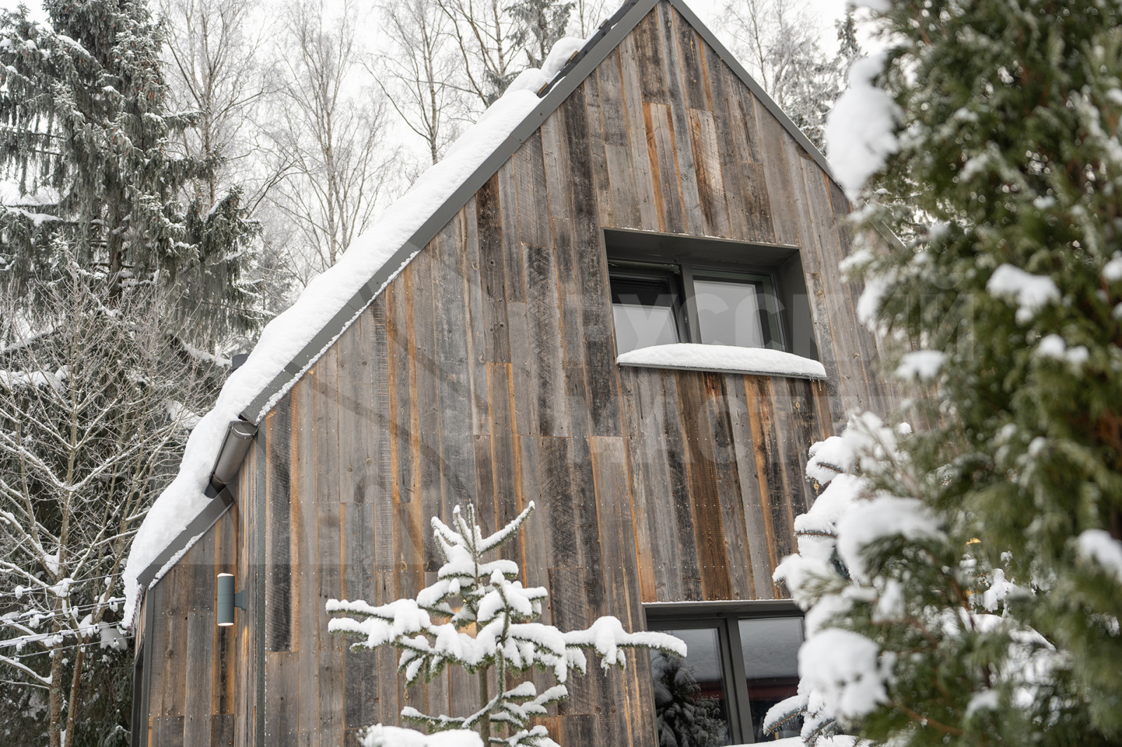 Современная баня в стиле барнхаус с отделкой из амбарной доски и доски Шале