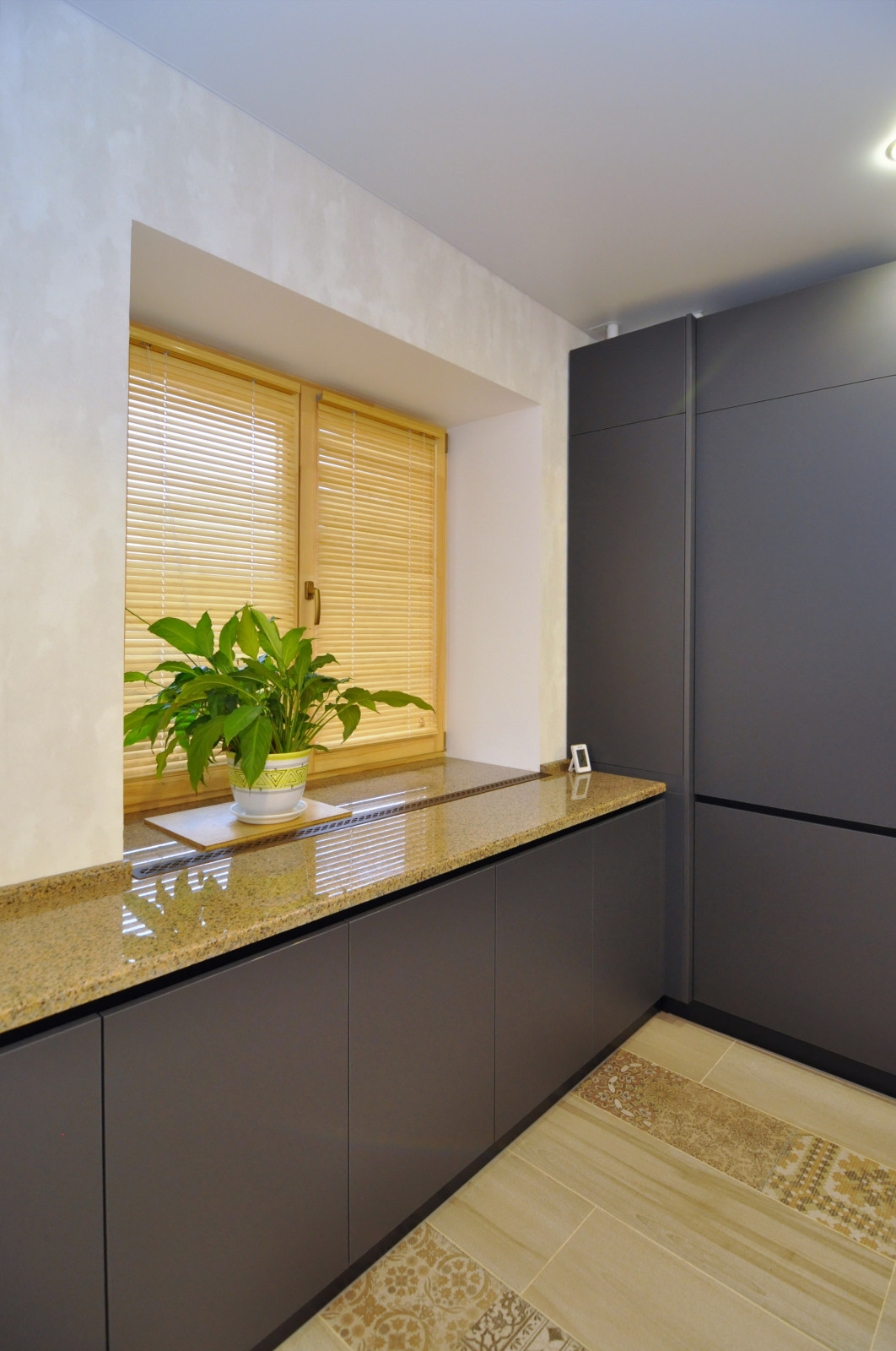 Кухня без ручек фасады Алвик