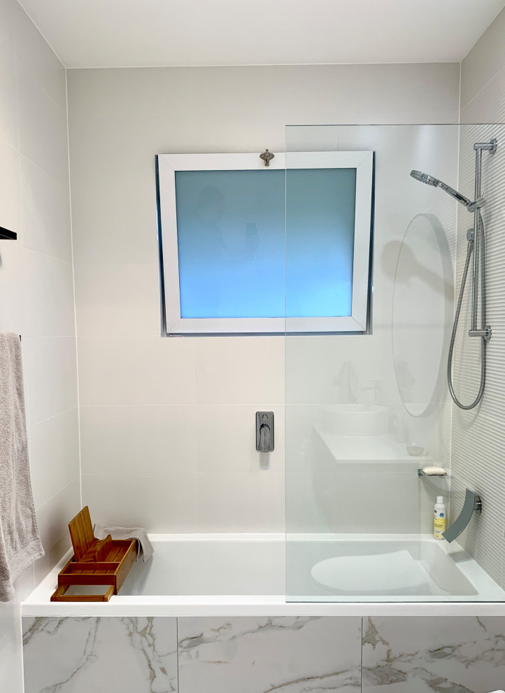 Inspiration for a contemporary bathroom in Sydney.