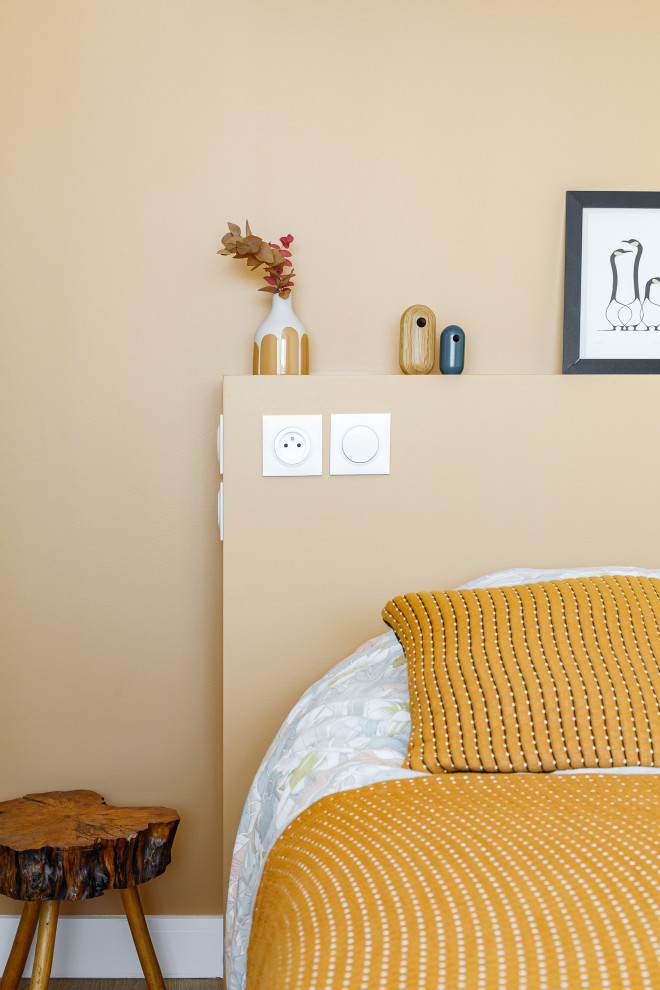 Imagen de dormitorio principal nórdico pequeño con parades naranjas y suelo de madera en tonos medios