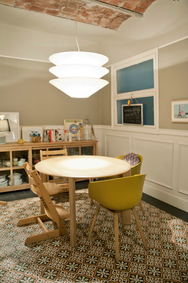 Foto de comedor clásico renovado de tamaño medio cerrado con paredes verdes y suelo de madera en tonos medios