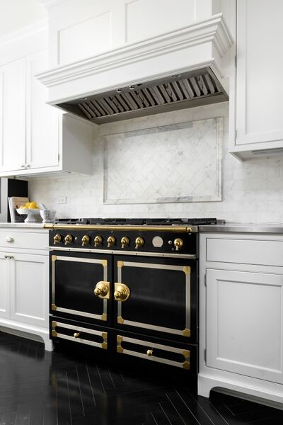 Transitional kitchen photo in Chicago