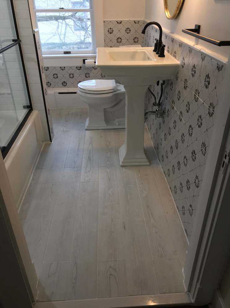 Источник вдохновения для домашнего уюта: маленькая детская ванная комната в классическом стиле с ванной в нише, душем в нише, раздельным унитазом, черно-белой плиткой, керамической плиткой, серыми стенами, полом из керамической плитки, раковиной с пьедесталом, серым полом, душем с раздвижными дверями, нишей и тумбой под одну раковину для на участке и в саду