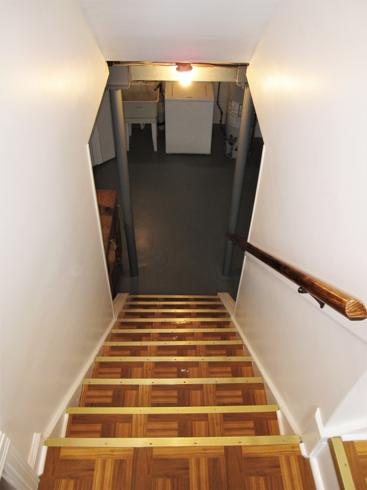 Idées déco pour un escalier classique de taille moyenne avec des marches en bois, des contremarches en bois et un garde-corps en bois.